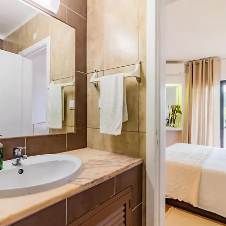 Sunny Oasis With Pool Apartman