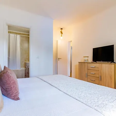 Sunny Oasis With Pool شقة