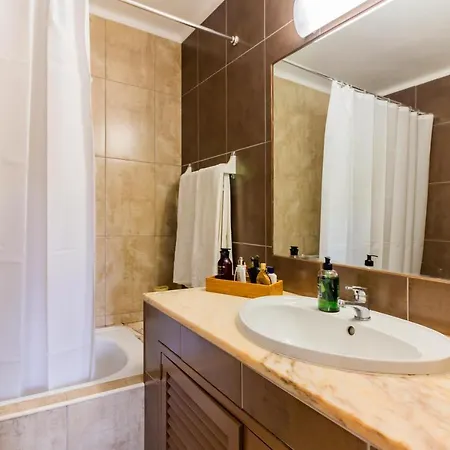 Sunny Oasis With Pool Apartment *