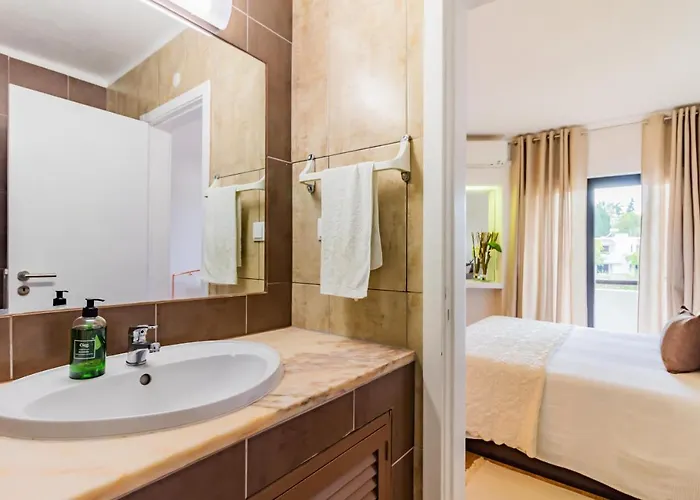 Sunny Oasis With Pool Apartmán