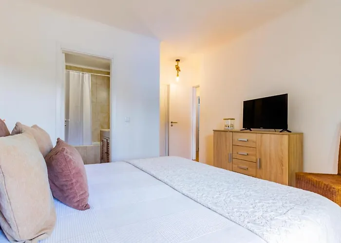 Sunny Oasis With Pool Apartament