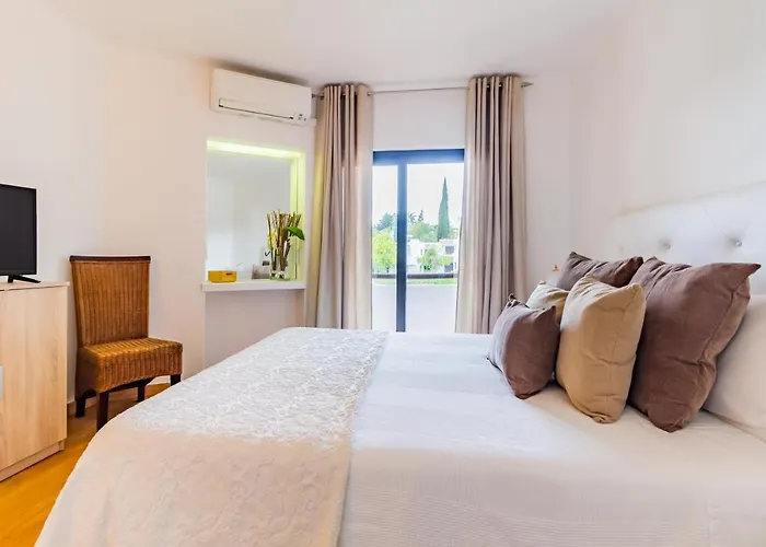 Sunny Oasis With Pool *