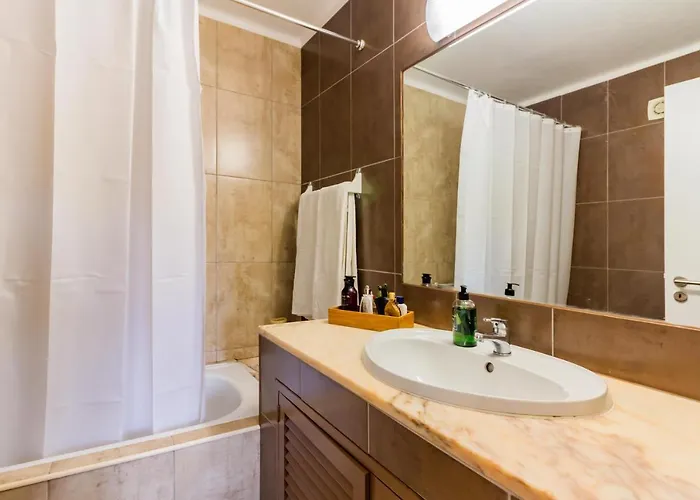 Sunny Oasis With Pool Apartament *